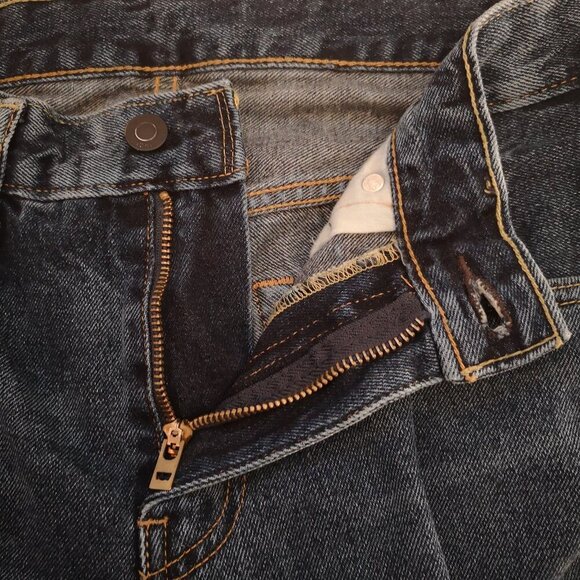 Levi's 559 Ladies Size 30 Waist Cut Off Medium Wash Jean Shorts - Picture 8 of 12